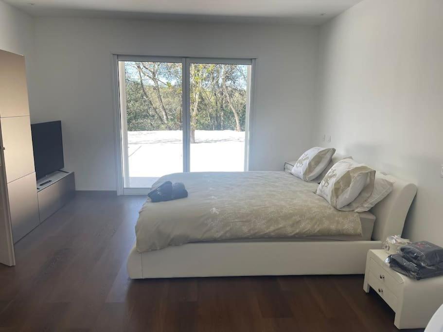 Brand New Villa With Fully Intergrated Air Conditioning & Private Pool, Overlooking Forest Sardan Екстериор снимка