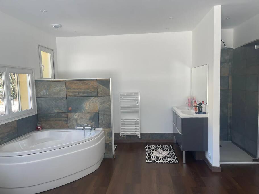 Brand New Villa With Fully Intergrated Air Conditioning & Private Pool, Overlooking Forest Sardan Екстериор снимка
