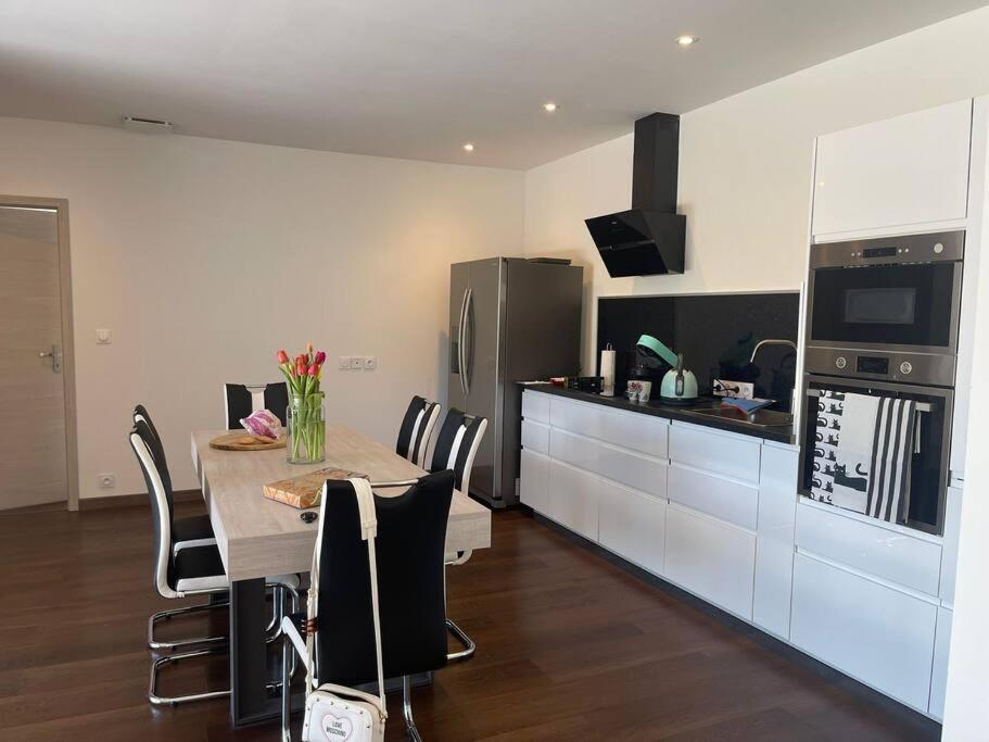 Brand New Villa With Fully Intergrated Air Conditioning & Private Pool, Overlooking Forest Sardan Екстериор снимка